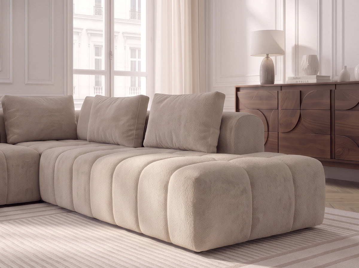 Canapé d’angle Liyah 295x295 cm en laine rasée beige crème – Grand canapé design moderne et confortable