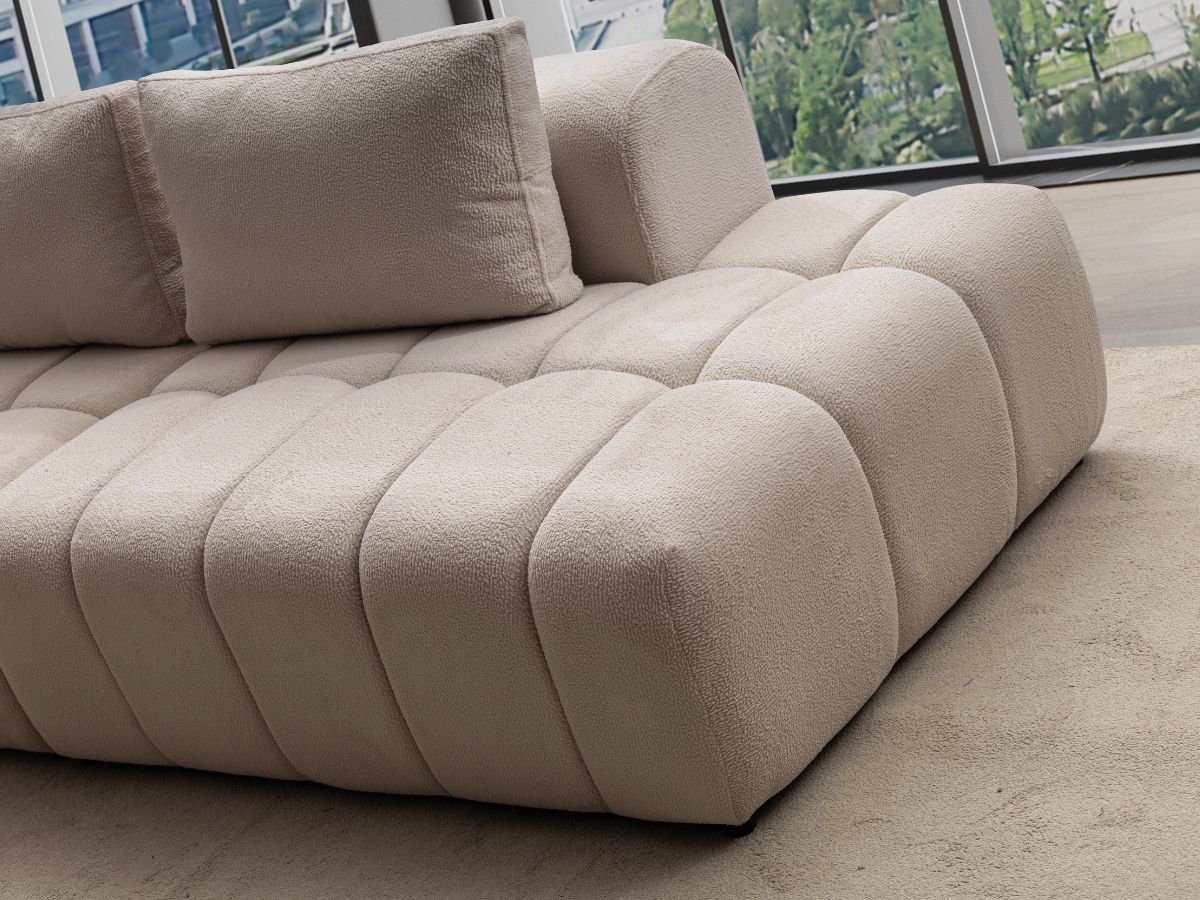 Canapé d’angle Liyah 295x295 cm en laine rasée beige crème – Grand canapé design moderne et confortable